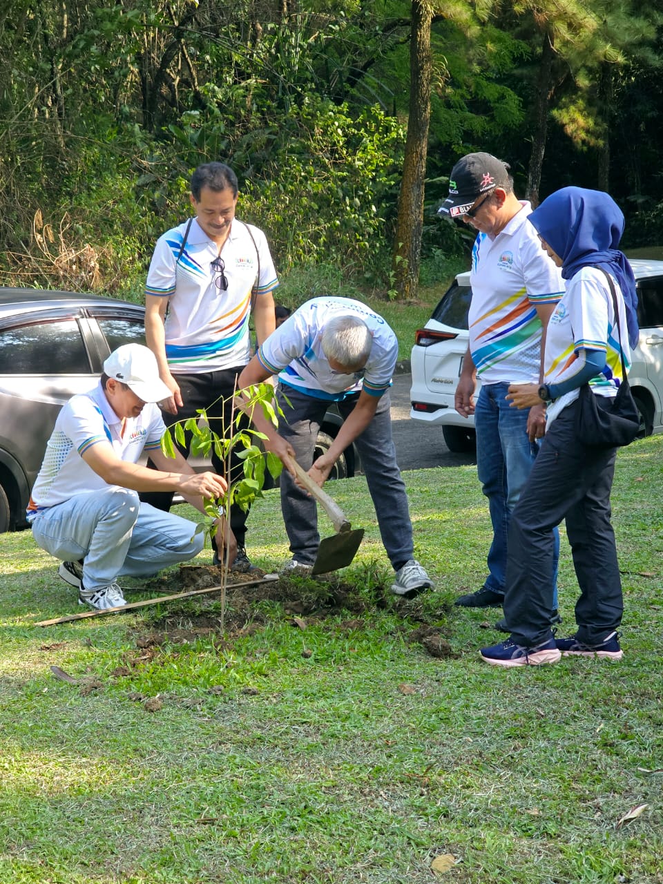 Warga Harmony Community menanam pohon bersama sebagai wujud kepedulian terhadap lingkungan